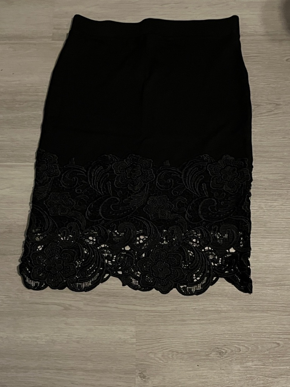 Black Lace-Hem Pencil Skirt — Women's Classic